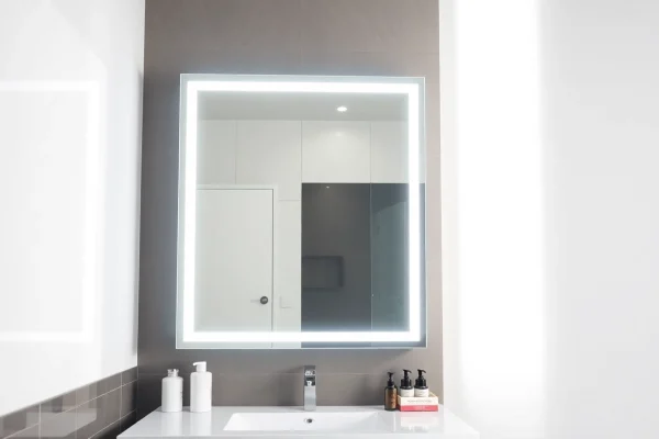 Showcase of an elegant led mirror in a modern bathroom, enhancing the space's aesthetic.